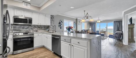 Geladeira, micro-ondas, fogão, cooktop