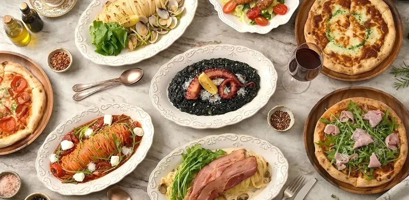 Verschiedene Gerichte auf kunstvollen Tellern, die ein gehobenes Restaurant-Erlebnis vermuten lassen.