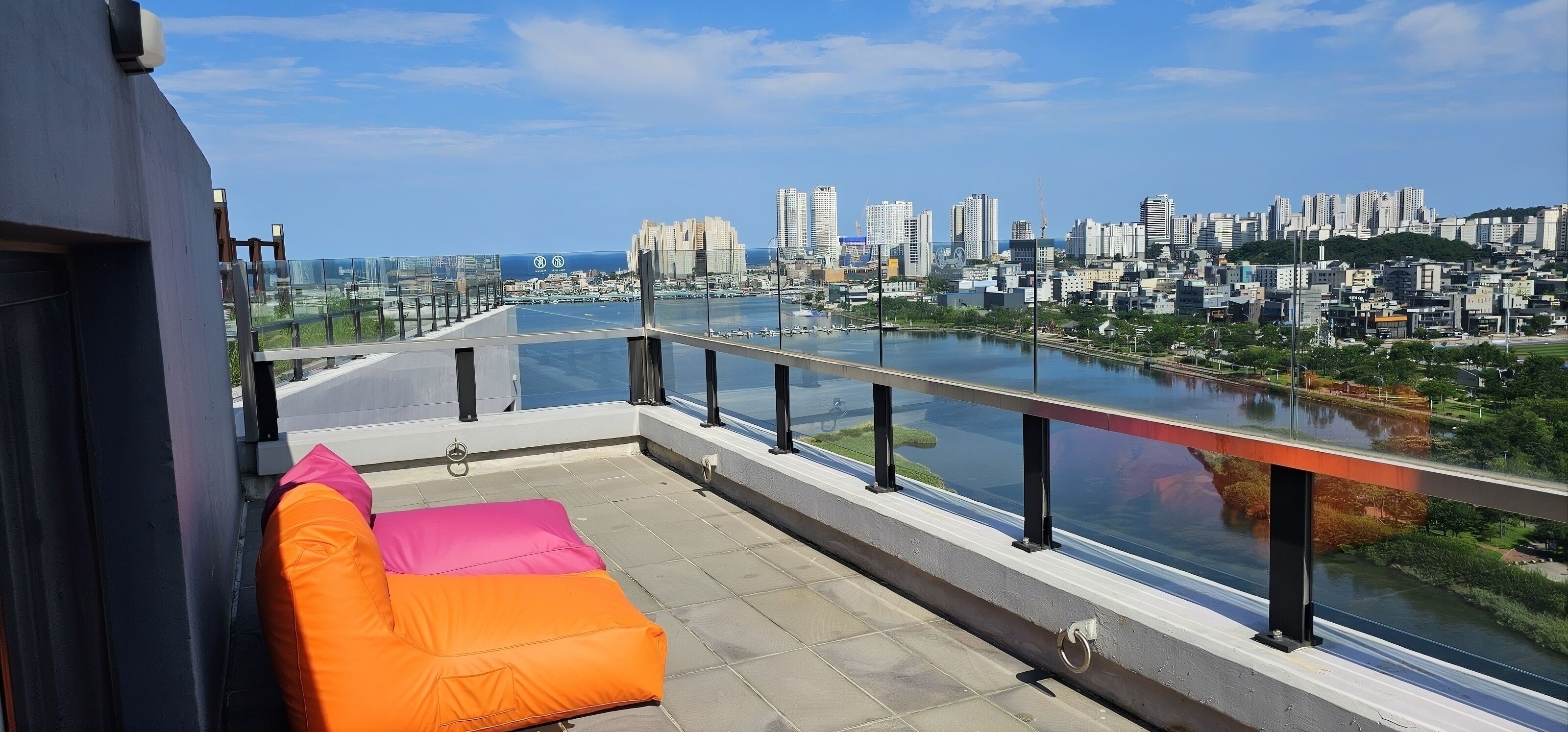Un balcón con vistas a un horizonte urbano y un río.
