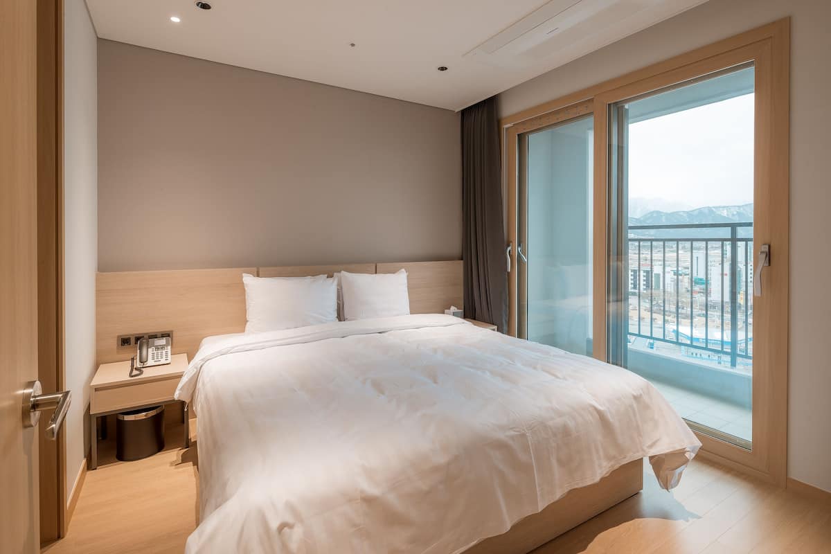 3 bedrooms, soundproofing, free wifi, bed sheets