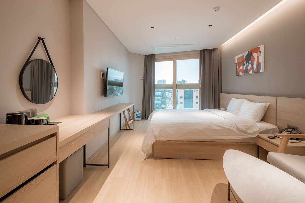 Schallisolierte Zimmer, kostenloses WLAN, Bettwäsche