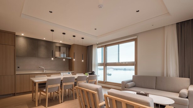 Una cocina moderna con comedor, un sofá y un amplio ventanal con vistas.