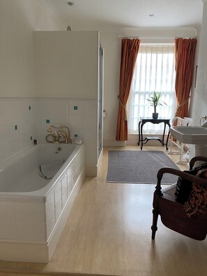 Combinazione doccia/vasca, asciugacapelli, asciugamani, carta igienica