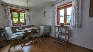 Dining - Ferienwohnung Jaga - Ferienwohnung (Steinwand)