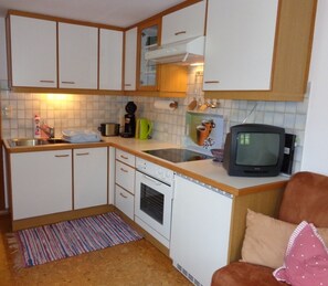 冷蔵庫、オーブン、食器洗い機、ハイチェア