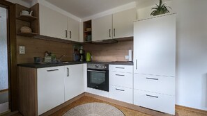 Frigorifero, forno, lavastoviglie, seggiolone