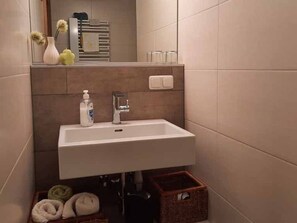 Dusche, Haartrockner, Handtücher