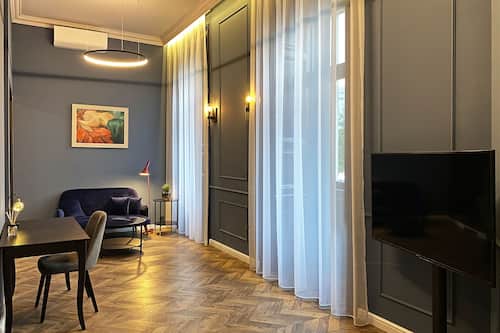 Deluxe Room | In-room safe, iron/ironing board, free WiFi, bed sheets