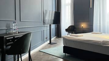 Caja de seguridad en la habitación y tabla de planchar con plancha