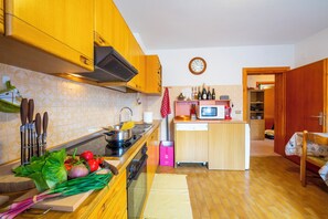Family Apartment, Multiple Bedrooms, Mountainside (Casa Silvia Ski in) | Private kitchen