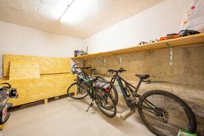 Family Apartment, Multiple Bedrooms, Mountainside (Casa Silvia Ski in) | Interior