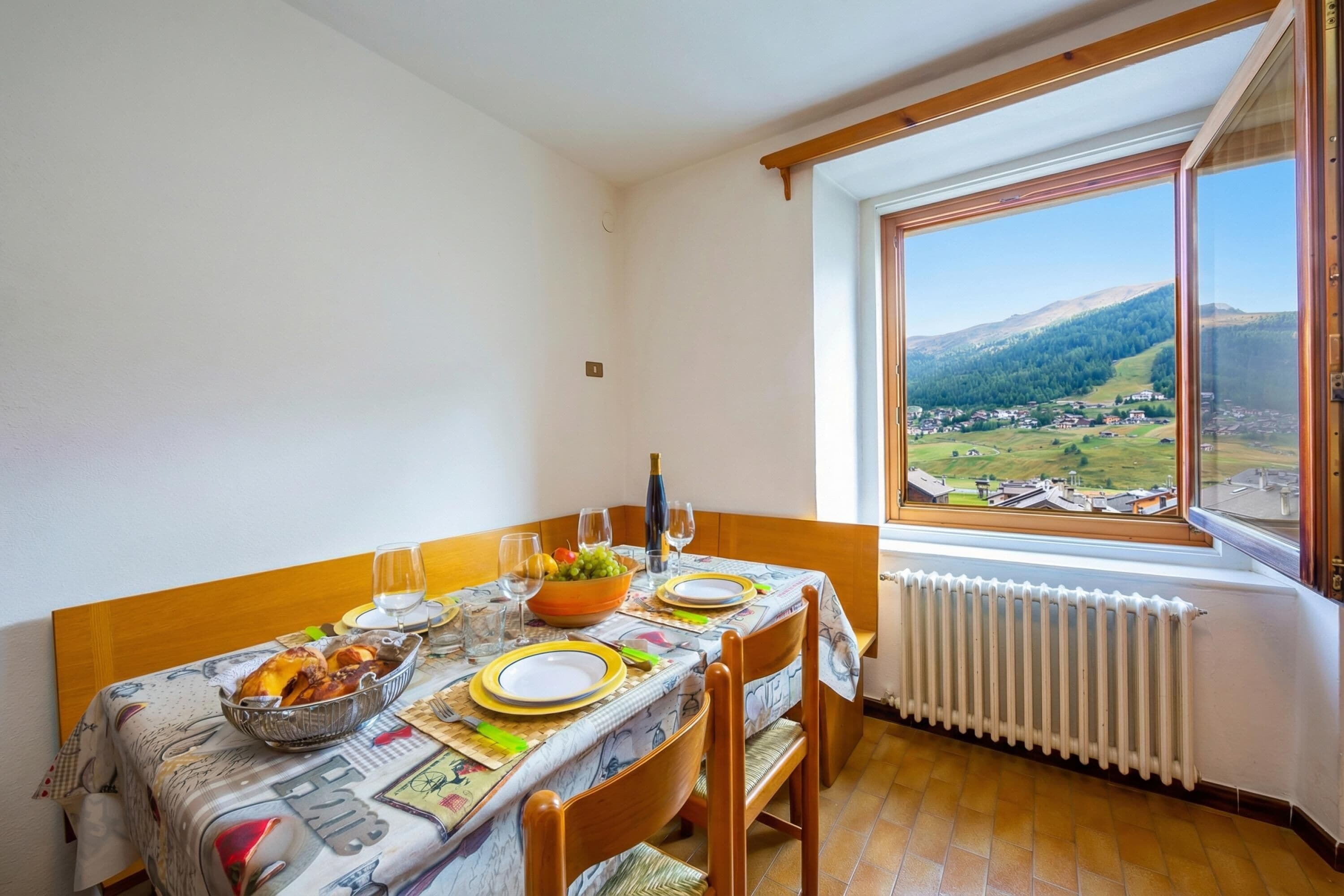 Apartemen Keluarga, 3 kamar tidur, balkon, tepi gunung (Casa Silvia Ski in) | Tempat makan