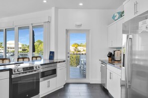 Réfrigérateur, un four, surface de cuisson, cafetière-théière