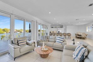 Unclassified image, 4 of 49, button