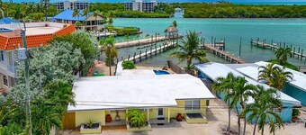 5 Seas Retreat 4 bed 2 bath dock, pool, Sandy Beach Dockage For up to a 25 ft boat