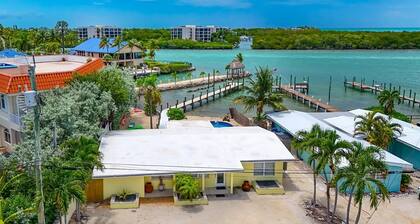 5 Seas Retreat 4 bed 2 bath dock, pool, Sandy Beach Dockage For up to a 25 ft boat