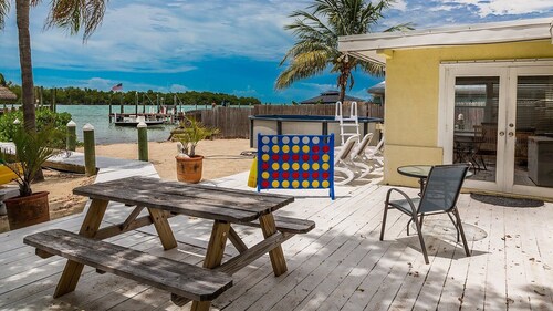 5 Seas Retreat 4 bed 2 bath dock, pool, Sandy Beach Dockage For up to a 25 ft boat