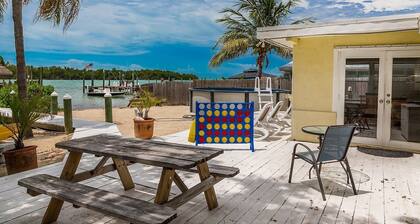 5 Seas Retreat 4 bed 2 bath dock, pool, Sandy Beach Dockage For up to a 25 ft boat
