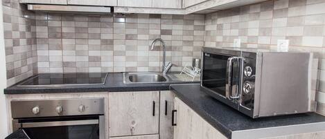 Fridge, oven, stovetop, coffee/tea maker