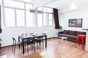 Deluxe Quadruple Room | Iron/ironing board, free WiFi - Modern-deluxe central apt in Athens (Athens)