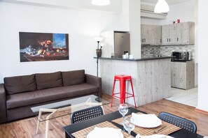 En 32-tommers Flatskjerm-TV med digitale kanaler samt TV og kontorer