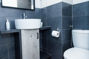 Deluxe Quadruple Room | Bathroom | Hair dryer, towels - Modern-deluxe central apt in Athens (Athens)