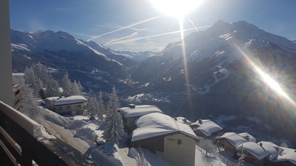 A snow-covered mountain village with traditional houses and a clear view of the surrounding peaks. - 2 ROOMS 40M2 Panoramic View (Montvalezan)