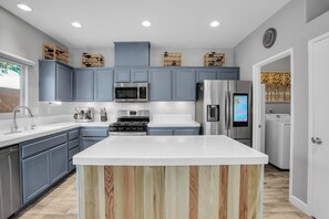 Fridge, microwave, stovetop, dishwasher