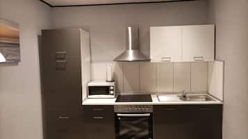 Een koelkast, een magnetron, een oven, een kookplaat