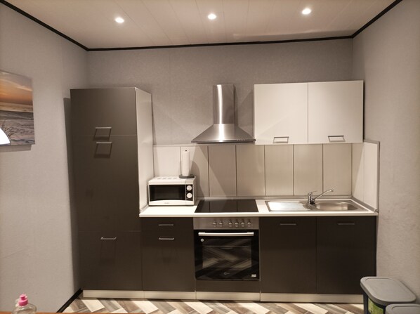 Een koelkast, een magnetron, een oven, een kookplaat