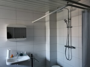 Dusj, hårføner, håndklær og toalettpapir