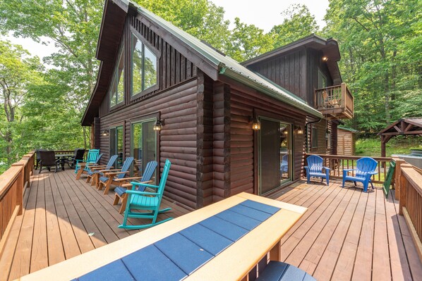 Terrace/patio - Stylish Cabin Escape w/ Hot Tub & Game Room (Oakland)