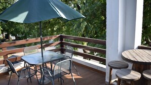 Terrace/patio - Crosswinds Guest House (Islamabad)