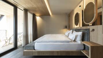 Quarto moderno com cama embutida, janelas amplas e teto de madeira.