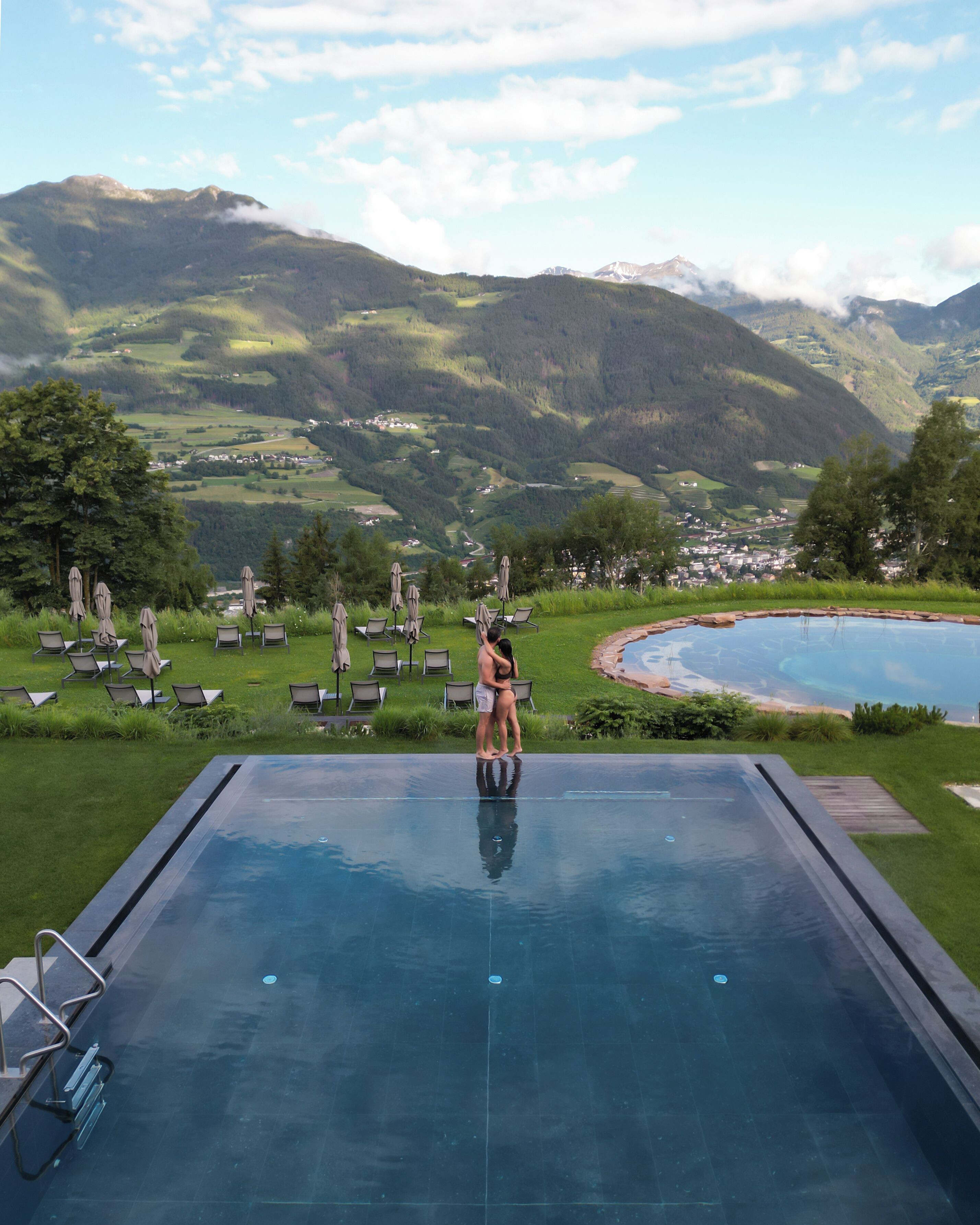 Sisäuima-allas, ulkouima-allas, aurinkovarjoja, aurinkotuoleja