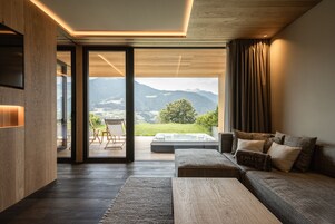 Luxury Suite | Premium bedding, minibar, desk, laptop workspace