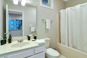 Sèche-cheveux, serviettes fournies