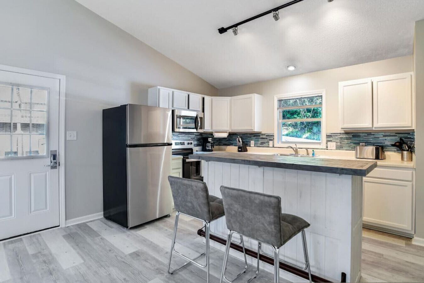 Jääkaappi, mikroaaltouuni, uuni, liesi