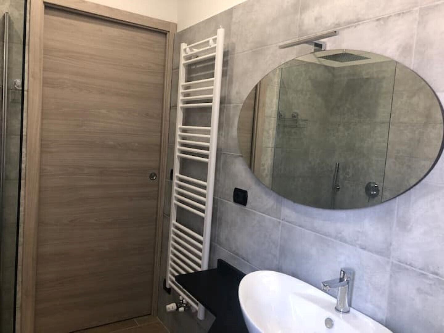 Doccia, asciugacapelli, bidet, asciugamani