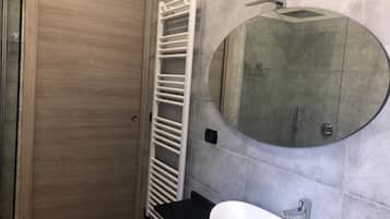 Doccia, asciugacapelli, bidet, asciugamani