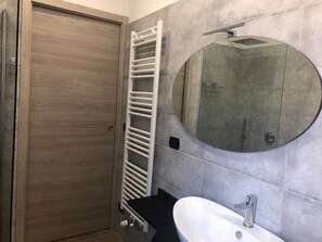 Dusche, Haartrockner, Bidet, Handtücher