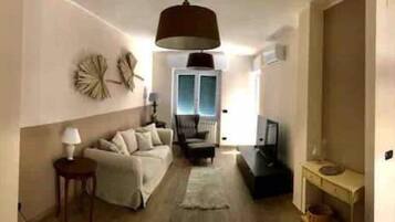 Smart TV, libri, studio