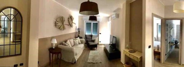 Smart-TV, Bücher, Arbeitsbereiche