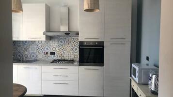 Frigorifero, microonde, forno, piano cottura