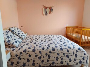 2 bedrooms, travel cot, WiFi, bed sheets