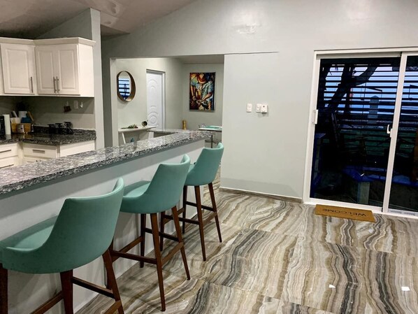 冷蔵庫、電子レンジ、オーブン、コンロ