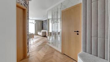 Appartement Design | Coin séjour | Télévision à écran plat de 37 pouces avec chaßnes par satellite