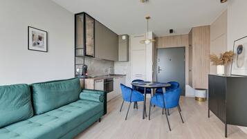 Comfort appartement | Woonruimte | Een 37-inch flatscreentelevisie met satellietzenders en een televisie