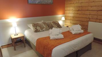 3 bedrooms, travel crib, free WiFi, bed sheets