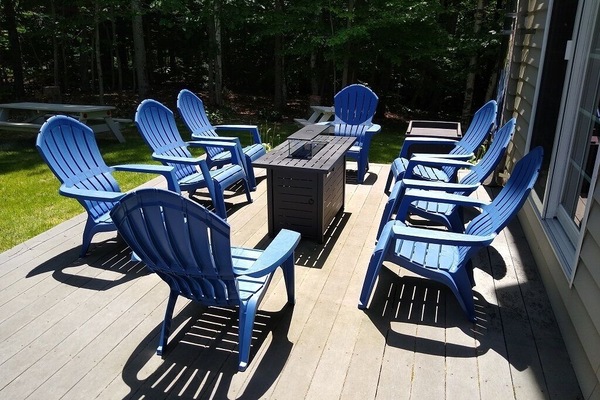 Multiple fire-pits. 4 decks. This deck seats 18-20, plus eating for 40. Enjoy!